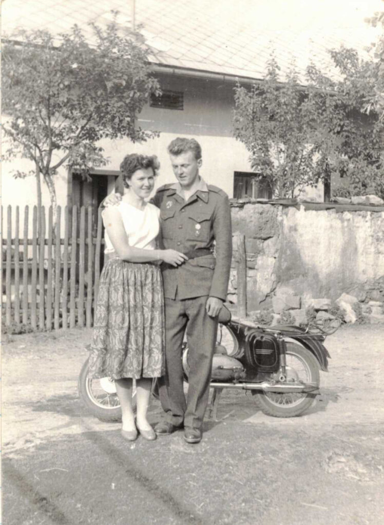 Stanička a Jan před domkem ve Chvalčově.