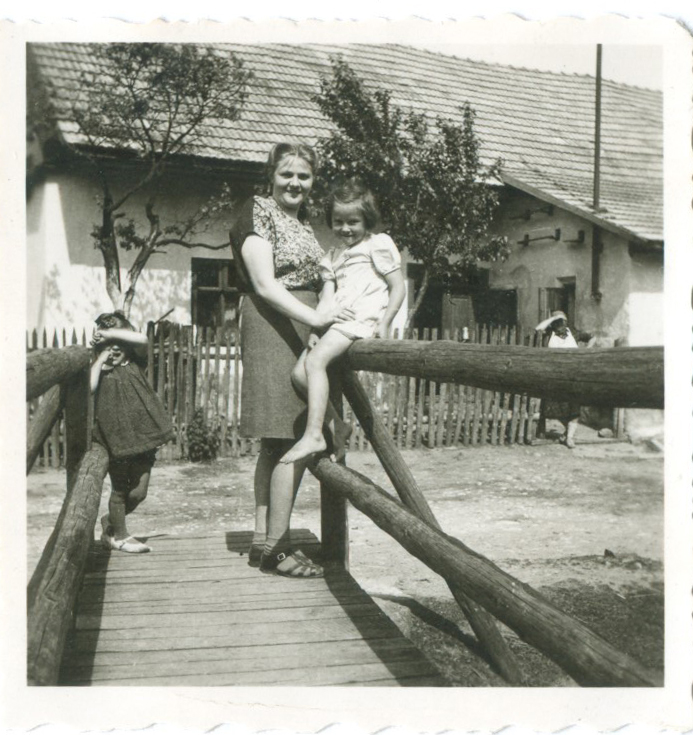 Marie Rebendová, roz. Štěpánová s neteřemi (?)