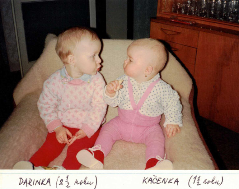 Vnučka Darinka s Kačenkou, vnučkou Stanislavy Vejrostové.
