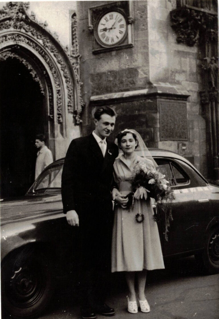 Alois a Alena Štěpánovi ve svatební den v Praze.