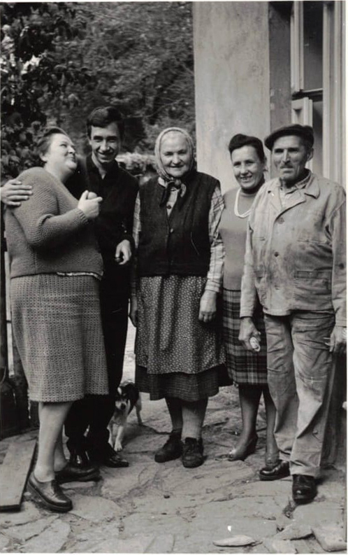 Marie, Voloďa, stařenka Marie Anna Štěpánová, Julka Grabko (Burbilová) a stařenčin bratr.