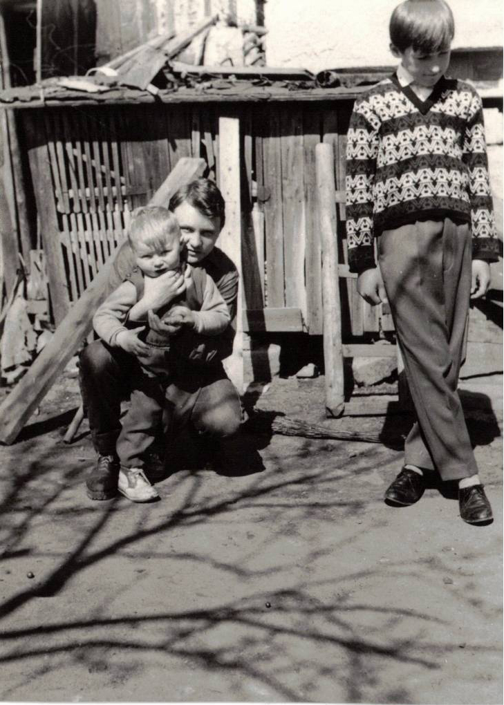 Vnoučata Jarda Ryšavý, Jan Vejrosta a Jaromír Kukučka na dvorku domu ve Chvalčově