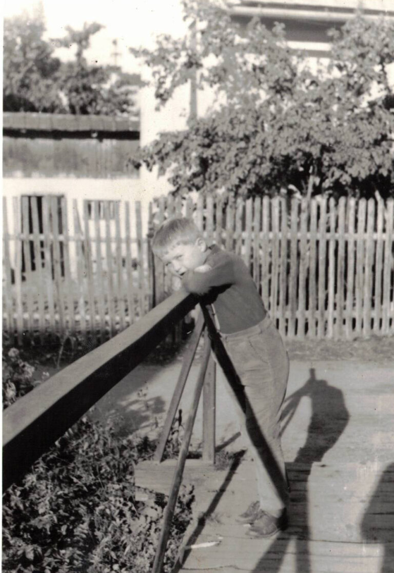 Na mostku vnuk Jan Vejrosta. Pohled na domek a chlévy v pozadí.