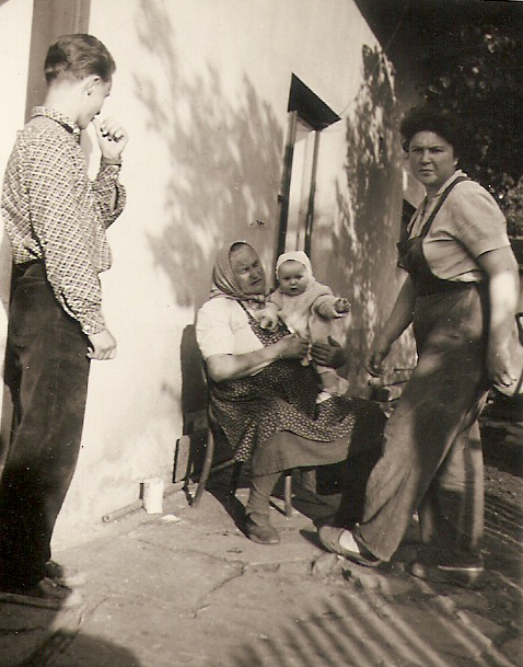 Na zápraží vnuk Jaroslav Ryšavý, stařenka, vnučka Stanislava a dcera Stanislava Vejrostovy.