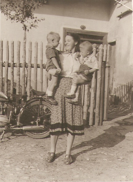 Dcera Jarka Štěpánová Kukučková před rodným domem.