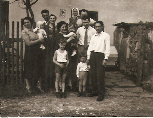 Jarka Kukučková s dcerou Zdenkou, dcera Dagmar s manželem Emilem, snaha Božena Štěpánová a její manžel Jaromír s dětmi, vpravo Ondrej Kukučka. V pozadí stařenka Štěpánová.