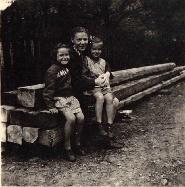 Olinka Ryšavá (uprostřed) s nejmladšími sestrami Laďkou a Staňkou.