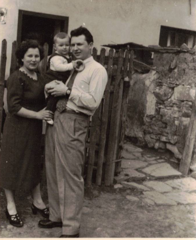 Jaromír Štěpán s manželkou Bořenou a synem Jaromírem před rodným domem.