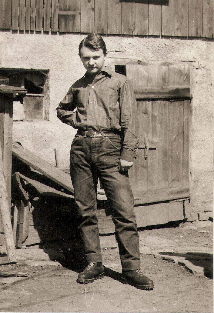 Jarda Ryšavý na dvorku na Chvalčově