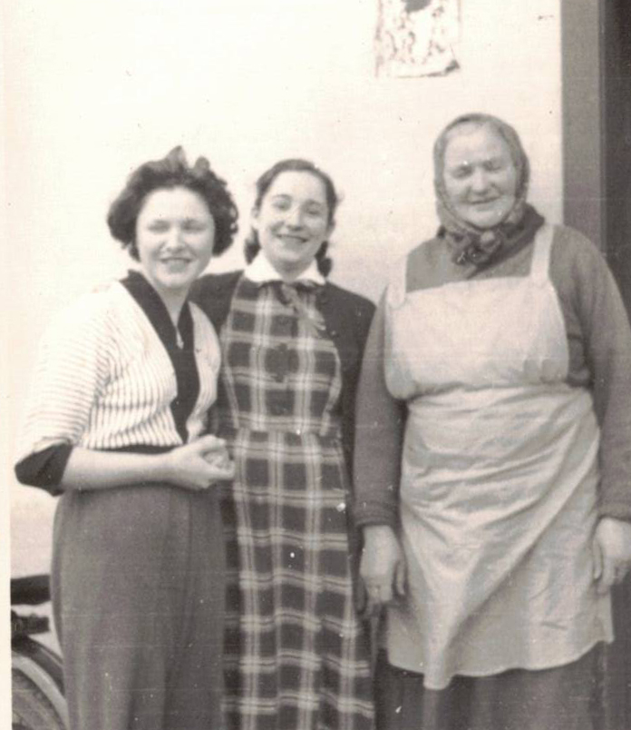 Stanislava Vejrostová, Alena Štepánová, manželka Lojzíka, a stařenka Marie Anna Štěpánová