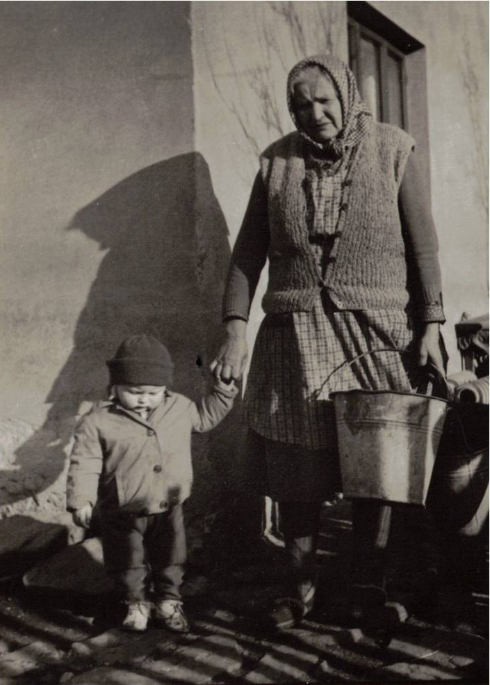 Stařenka na dvorku s vnukem Janem Vejrostou.
