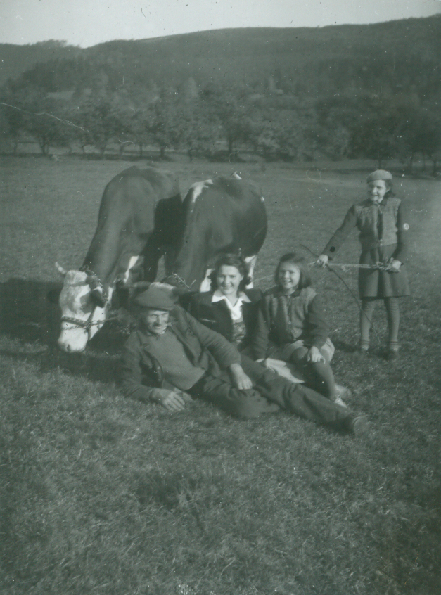 Alois Štěpán se dcerami Jarkou, Staňkou, Laďkou a ?