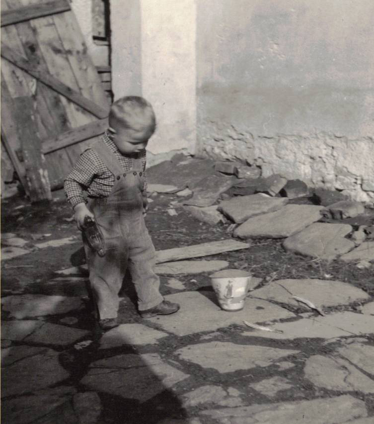 Na dvorku vnuk Jan Vejrosta