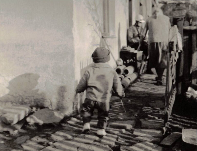 Na zápraží domku.