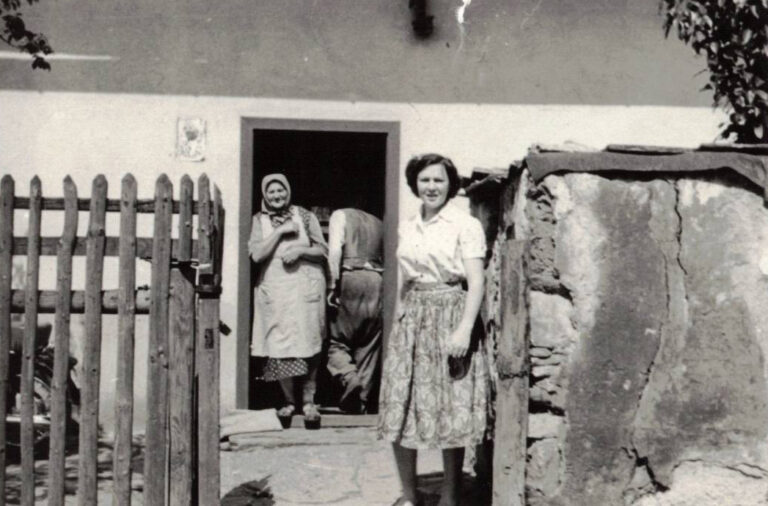Stařenka u dveří svého domu, v popředí dcera Stanislava.