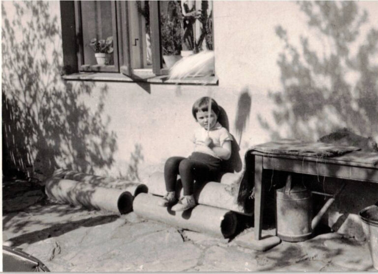 Na zápraží vnučka Stanislava Vejrostová Jamrišková.