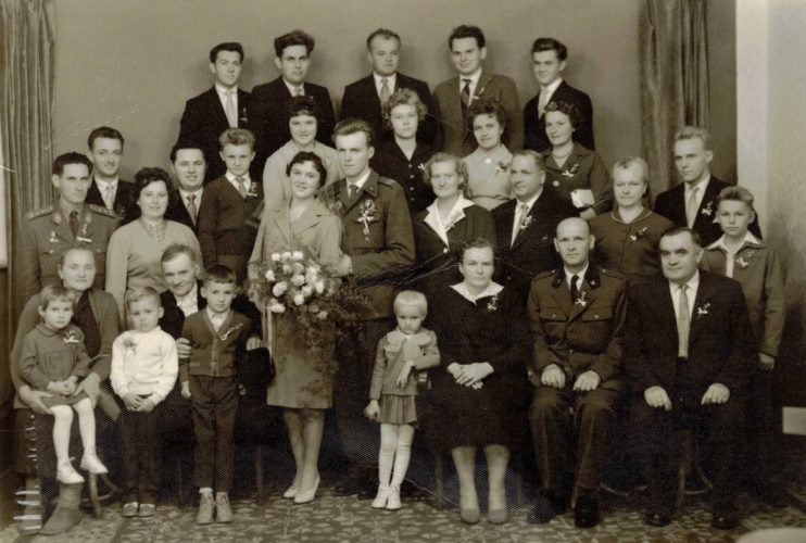 Svatební fotka Jana a Stanislavy a jejich rodin.