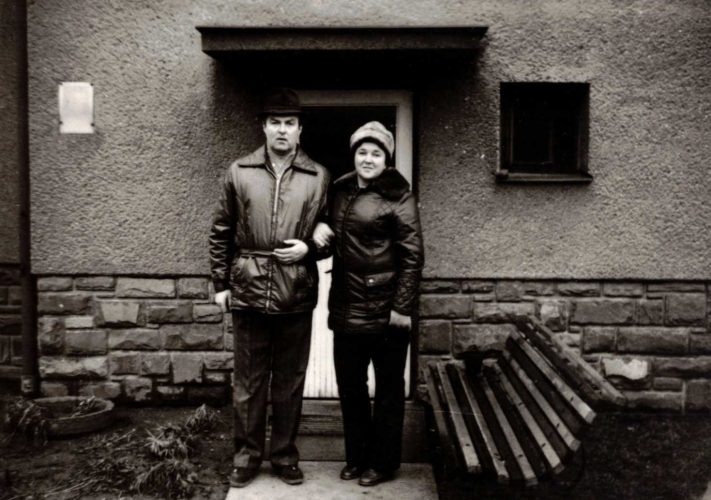 Stanislava a Jan před svým domem v Lipnické ulici v Bystřici.