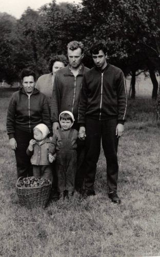 Malá Jan Vejrosta, malá Stanička Jamrišková, Julka ze Lvova, Maňa Rebendová (Štěpánová), Jan Vejrosta starší, Voloďa ze Lvova.